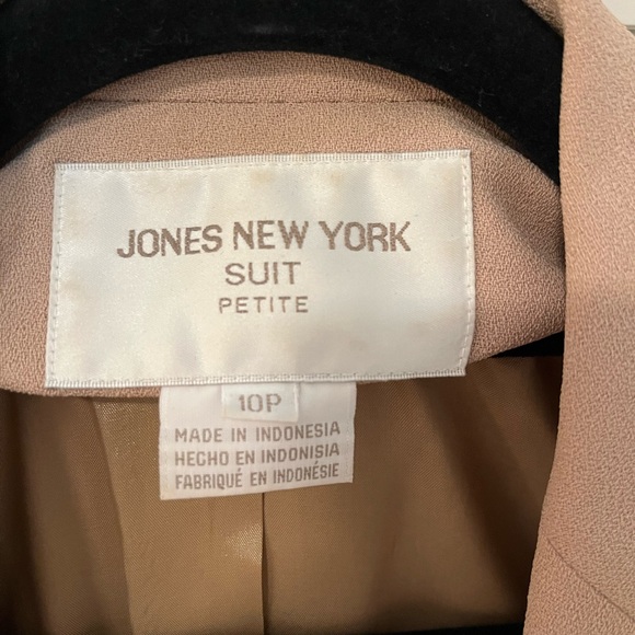 Beautiful brand new suit - Picture 2 of 7